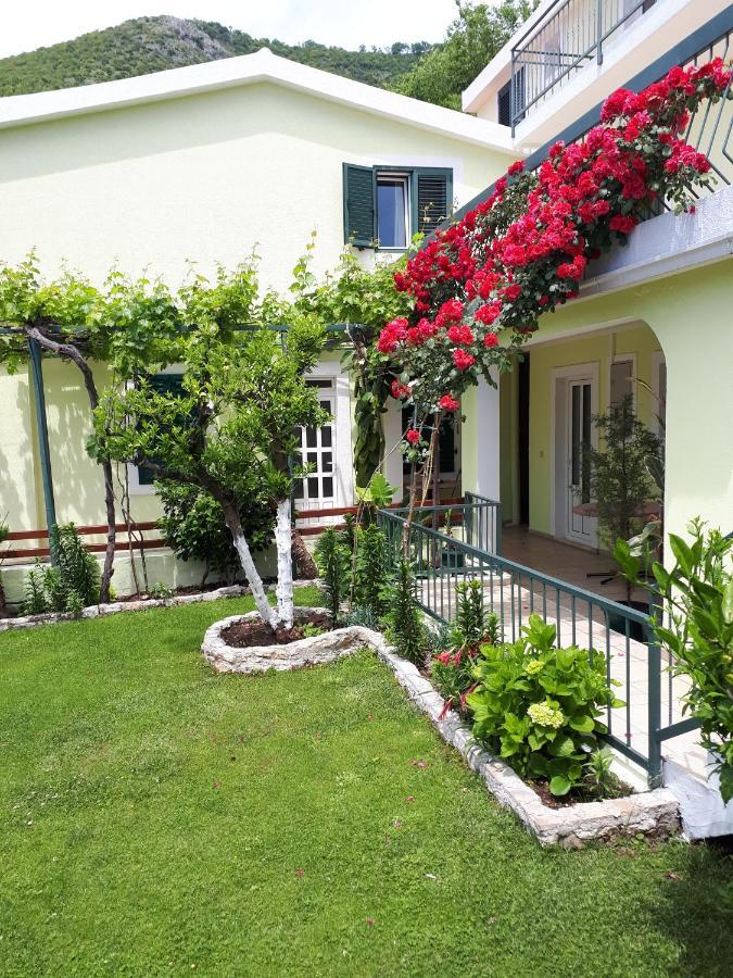 Apartments Simo Petrovac na moru Exterior foto