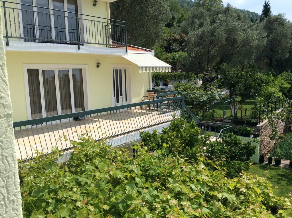 Apartments Simo Petrovac na moru Exterior foto