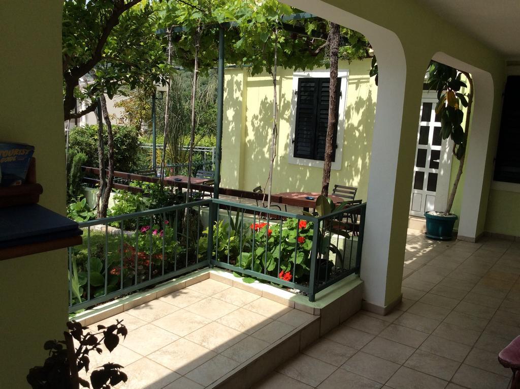 Apartments Simo Petrovac na moru Exterior foto