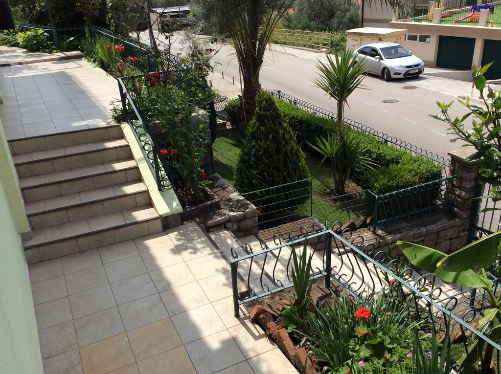 Apartments Simo Petrovac na moru Exterior foto