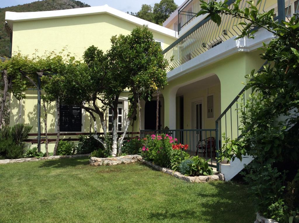 Apartments Simo Petrovac na moru Exterior foto