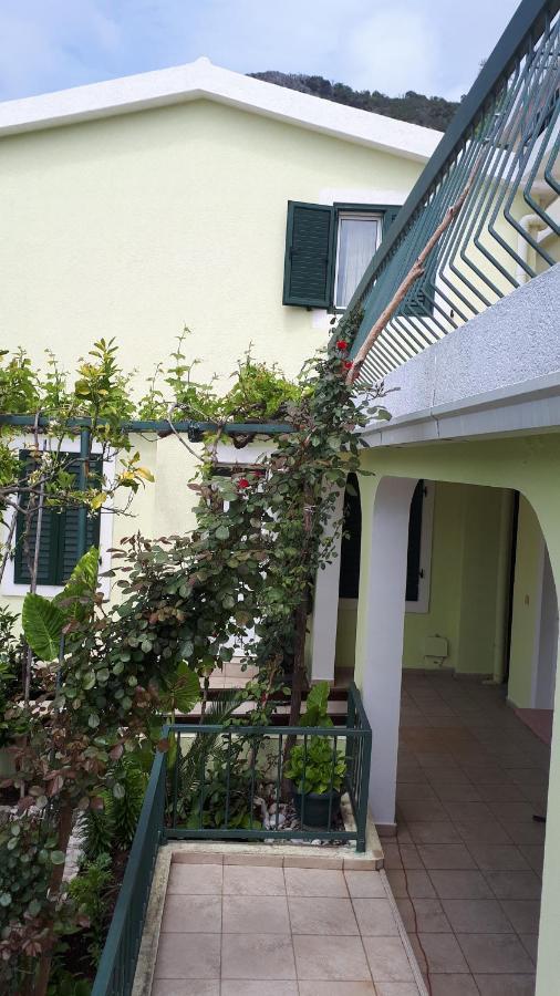 Apartments Simo Petrovac na moru Exterior foto