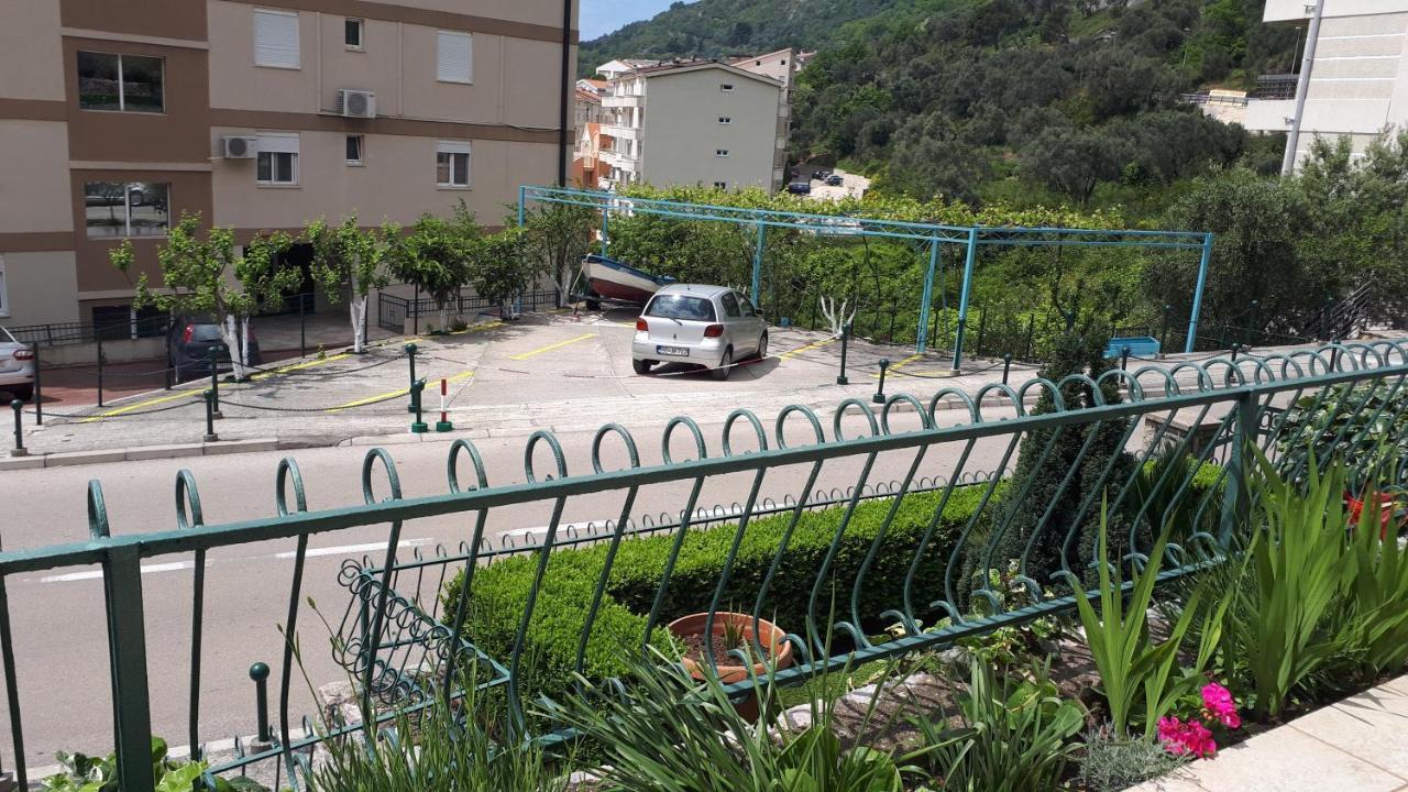 Apartments Simo Petrovac na moru Exterior foto