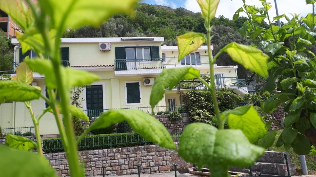 Apartments Simo Petrovac na moru Exterior foto